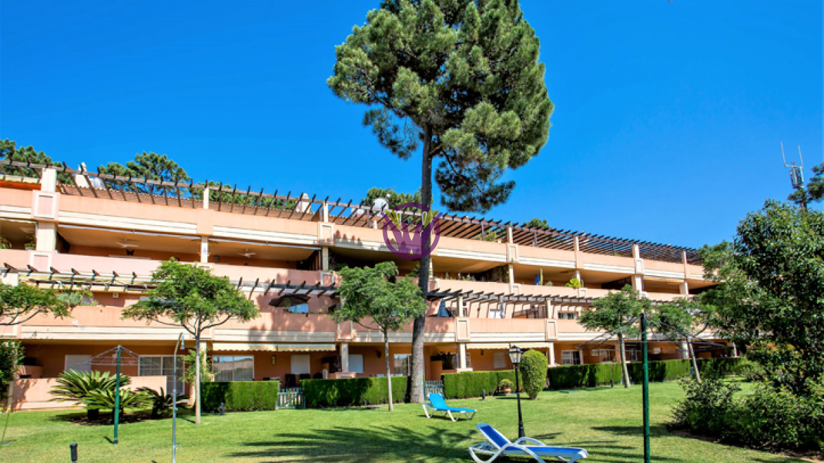 Fantastic 3 bedroom, 2 bathroom Apartment situated in Elviria, Pino Golf de Don Carlos.

€1000 pcm

Close to all Amenities, Supermarkets, Restaurantes, Banks and Public transport are all within walking distance.

Ideal if you are looking for a Golf property or would like to be near the beach! with marbella and Fuengirola also an Equal distance apart you are not short of options for entertaining.

(The apartment has recently had Brand new Sofas and a touch up)

The property comes with:

- 3 bedrooms
- 2 bathrooms
- Fully fitted kitchens and ware.
- Fully furnished
- Fiber optic internet
- Huge Communal pool
- Large fitted terrace with wonderful panoramic views

Contact us now for a viewing

Live In The Dream with Kosta Kasa